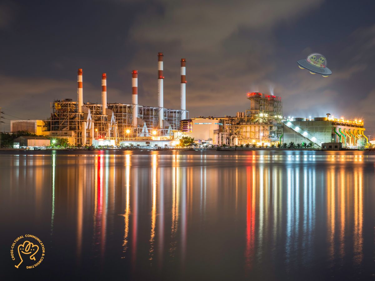 ライトアップされた火力発電所の夜景にUFOのイラストが入った画像